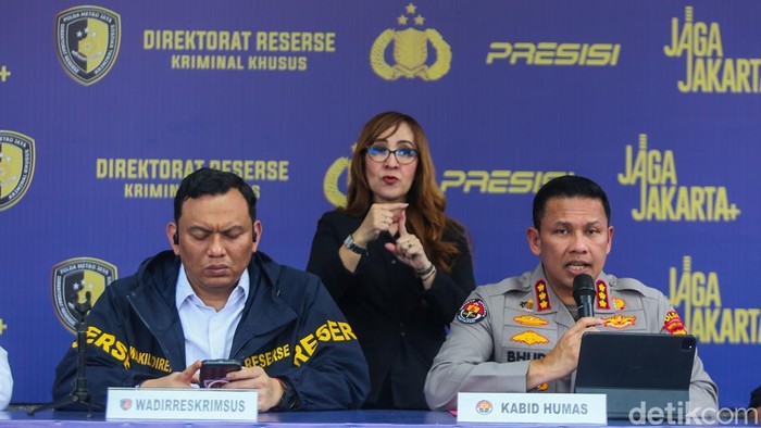 Kabid Humas Polda Metro Jaya Budi Hermanto (kanan) menyampaikan keterangan dalam konferensi pers pengungkapan kasus uang palsu di Polda Metro Jaya, Jakarta, Rabu (1/4/2026).Pengungkapan kasus ini bermula dari penangkapan seorang pelaku di sebuah hote