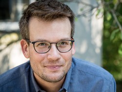 Satu Dekade Menghilang, John Green Tulis Novel untuk Pembaca Dewasa