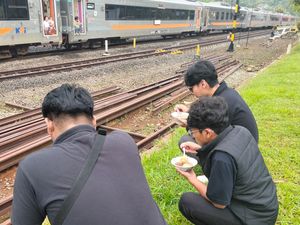 Di Balik KA Ciremai Tertahan Longsor, Dagangan Tukang Bakso Laris Manis