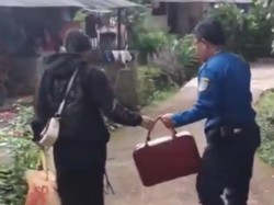 Kisah Haru Ibu Hamil Dijemput Damkar Tasik Usai Mudik dari Jogja