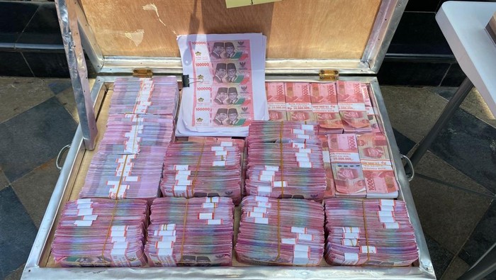 Polda Metro Jaya menyita satu peti uang palsu dari pengedar yang ditangkap di hotel kawasan Kemang, Bogor, Rabu (1/4/2026).