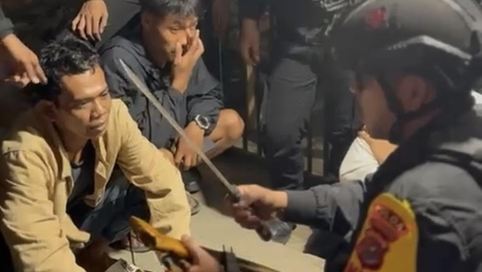 Polisi mengamankan senjata tajam yang dibawa 3 pria dan 1 wanita terduga pelaku penipuan prostitusi online di Kendari.