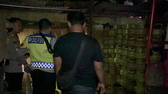 Polisi menggerebek sebuah rumah yang dijadikan lokasi praktik pengoplosan gas bersubsidi di Sukaraja, Bogor, Jawa Barat. (Dok istimewa).
