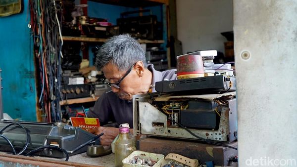 Potret Edi Dokter Spesialis Tape Lawas di Pasar Genteng Surabaya