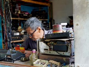 Potret Edi Dokter Spesialis Tape Lawas di Pasar Genteng Surabaya