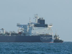 Potret Kedatangan Tanker Minyak Rusia Jadi Harapan di Tengah Krisis