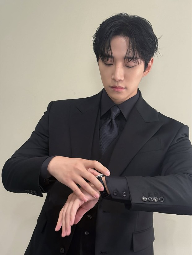 Lee Jun Ho akan kembali mengambil peran seorang konglomerat di drama baru bertajuk Buy King. Peran baruya tersebut merupakan seorang pewaris yang merupakan ahli analisis maupun ahli strategi dalam mengelola kekayaan.