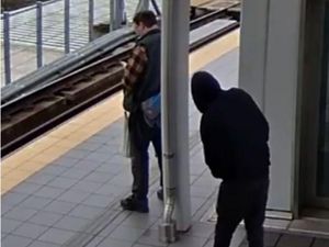 Video: Ngeri! Pria Coba Dorong Orang ke Rel saat Kereta Datang