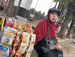 Gigihnya Bu Rosi Bergelut dengan Terik demi Kuliahkan 3 Anak