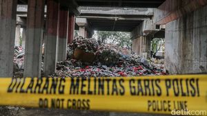 Sampah Menggunung di Kolong Tol, Bau Menyengat Ganggu Warga