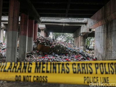 Sampah Menggunung di Kolong Tol, Bau Menyengat Ganggu Warga