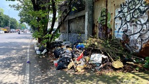 Trotoar Jalan Soetta Bandung Penuh Sampah, Warga: Dzalim yang Buang