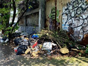 Trotoar Jalan Soetta Bandung Penuh Sampah, Warga: Dzalim yang Buang
