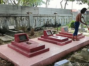 Cerita Saudi Lelaki Tangguh yang Tinggal di Pemakaman Indramayu