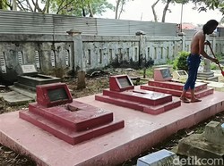 Cerita Saudi Lelaki Tangguh yang Tinggal di Pemakaman Indramayu