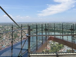 Makan with The View! Sensasi Kuliner dan Sky Bridge 130 Meter di Trans Hotel Jakarta