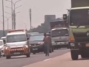 Viral Pria ODGJ Santai Jalan Kaki di Tol Jagorawi Bikin Lalin Macet