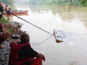 Truk Towing Terjun ke Sungai Citanduy Banjar, Sopir Hilang