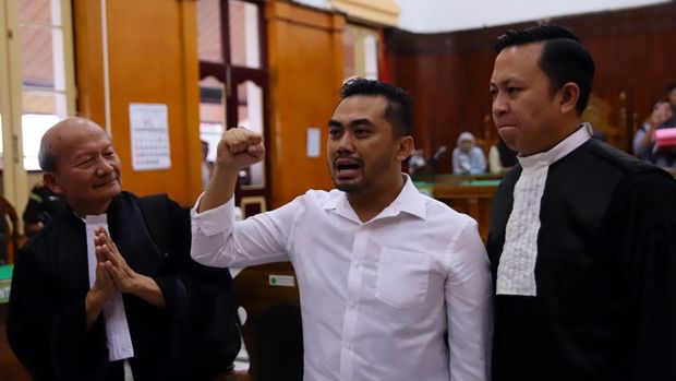 Terdakwa kasus pembuatan video profil desa Amsal Christiy Sitepu (tengah) mengikuti sidang putusan di Pengadilan Negeri Medan, Sumatera Utara, Rabu (1/4/2026). Majelis Hakim Pengadilan Negeri Medan menjatuhkan vonis bebas kepada videografer Amsal Christiy Sitepu perihal kasus pembuatan video profil desa di Kabupaten Karo. ANTARA FOTO/Yudi Manar/foc.