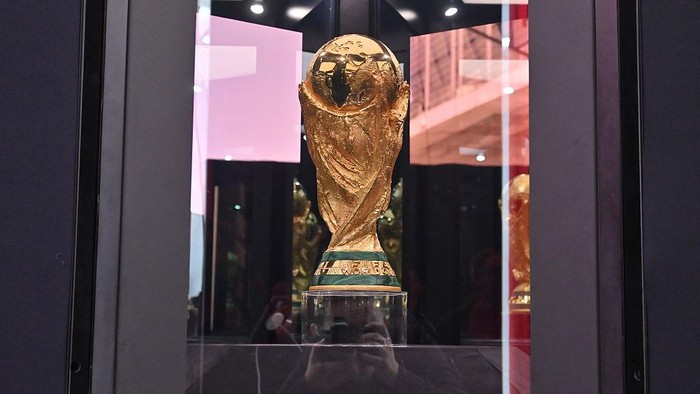 Trofi Piala Dunia saat dipajang di Stadion BBVA, Monterrey pada pertengahan Maret lalu.