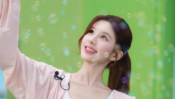 7 Potret Zhao Lusi di Shanghai Fashion Week, Cantik Bak Barbie di Dunia Nyata