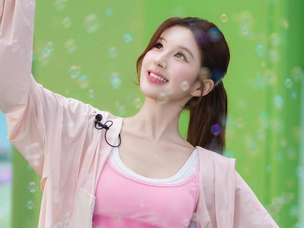 7 Potret Zhao Lusi di Shanghai Fashion Week, Cantik Bak Barbie di Dunia Nyata