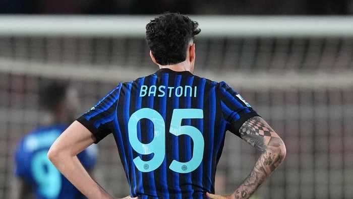 Alessandro Bastoni of FC Internazionale plays during the Serie A match between US Lecce and Internazionale FC in Lecce, Italy, on February 21, 2026. (Photo by Gabriele Maricchiolo/NurPhoto via Getty Images)