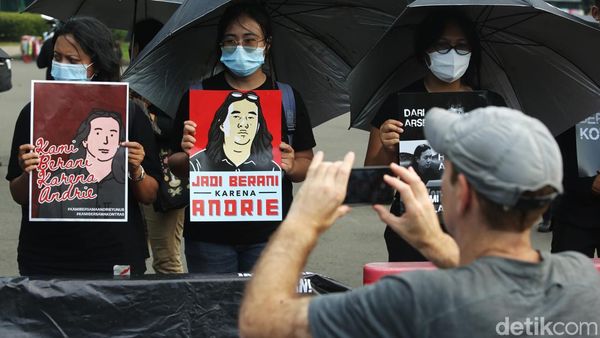 Aksi Kamisan ke-902 Desak Pengusutan Kasus Andrie Yunus