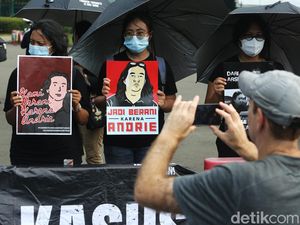 Aksi Kamisan ke-902 Desak Pengusutan Kasus Andrie Yunus