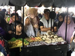 Ramainya Warga Berebut Nasi Angkringan Gratis di Malioboro: 30 Menit Ludes