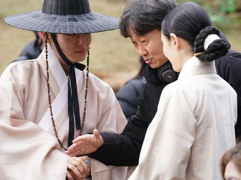 Sutradara Jang Hang-jun dalam behind the scenes film Korea The King's Warden (2026). (B.A. Entertainment)