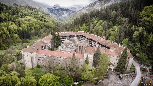 Intip Keindahan Biara Rila yang Dibangun di Tengah Hutan Bulgaria