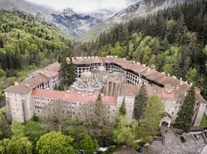 Intip Keindahan Biara Rila yang Dibangun di Tengah Hutan Bulgaria