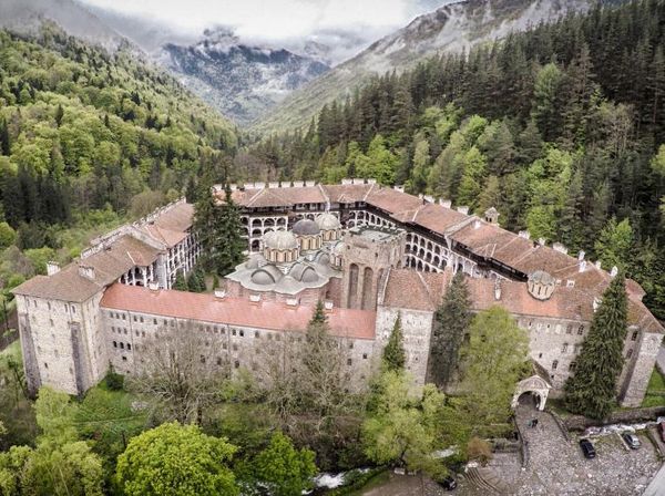 Intip Keindahan Biara Rila yang Dibangun di Tengah Hutan Bulgaria