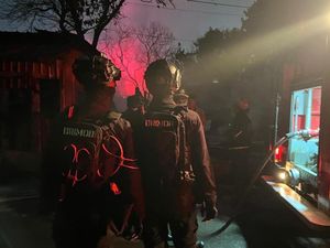 Brimob Polda Metro Bantu Pengamanan Objek Vital SPBE Cimuning yang Terbakar