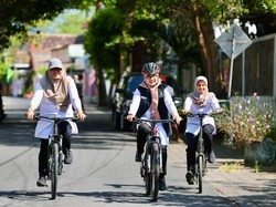 Bupati Ipuk Gowes 2 Km ke Kantor, Ajak ASN Banyuwangi Hemat BBM