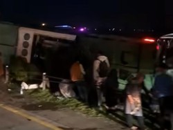 Bus Restu Terguling di Tol Jombang, 1 Orang Tewas-11 Luka Berat