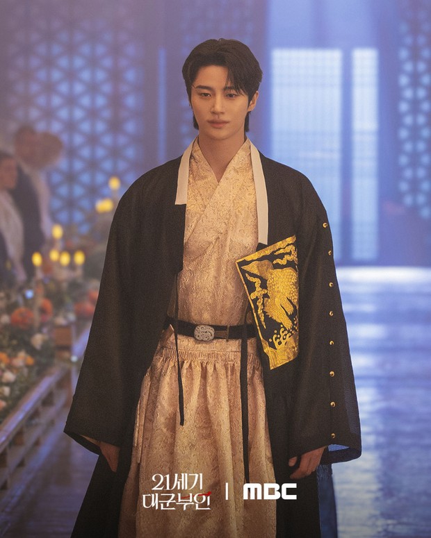 Byeon Woo Seok di Perfect Crown mengenakan Hanbok yang dipadukan dengan sentuhan modern era masa kini.