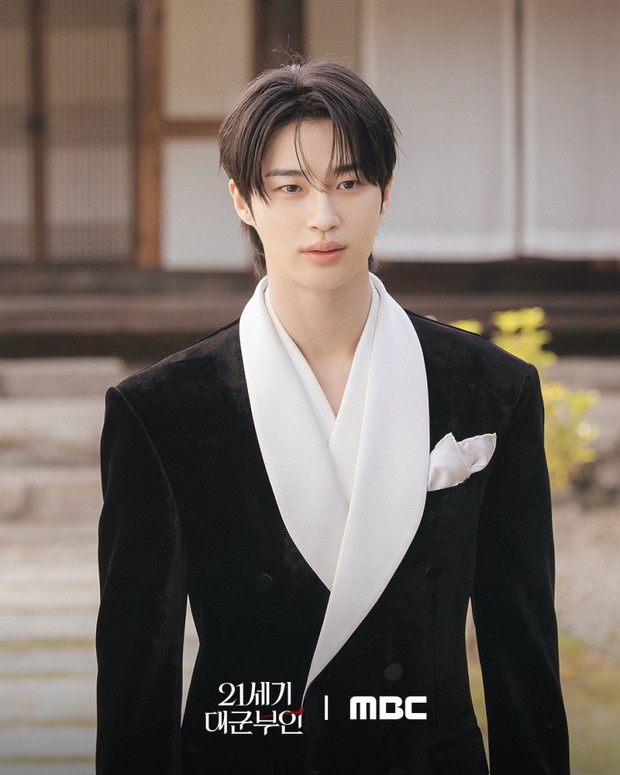 Byeon Woo Seok menggabungkan elemen tradisional seperti kain sutra lembut dan kerah ke dalam kemeja dan jaket bergaya Barat.