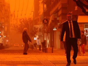 Video: Langit Pulau Kreta Yunani Berubah Jadi Oranye, Ini Penyebabnya
