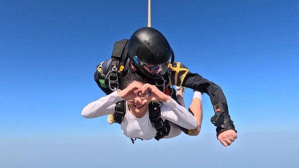Seru Banget! Momen Febby Rastanty Skydiving di Dubai