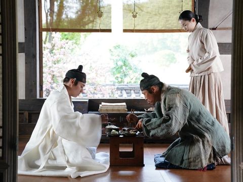 Park Ji-hoon dan Yoo Hae-jin dalam film Korea The King's Warden (2026). (Showbox)