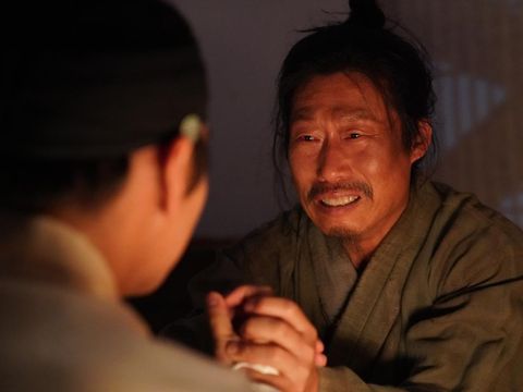 Park Ji-hoon dan Yoo Hae-jin dalam film Korea The King's Warden (2026). (Showbox)