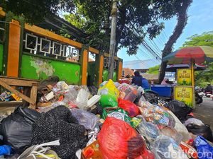 Jorok! Sampah Berbau Busuk Menggunduk di Depan SDN 1 Palabuhanratu