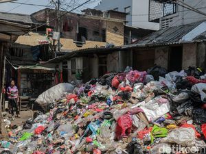 Gunungan Sampah di Rusunawa Tambora Picu Keluhan Warga