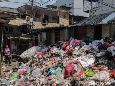 Gunungan Sampah di Rusunawa Tambora Picu Keluhan Warga