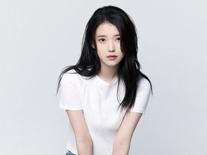 IU Tunda Comeback dan Konser karena Masalah Kesehatan