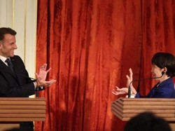 Gaya Presiden Dunia yang Viral: Finger Heart- Pose Kamehame