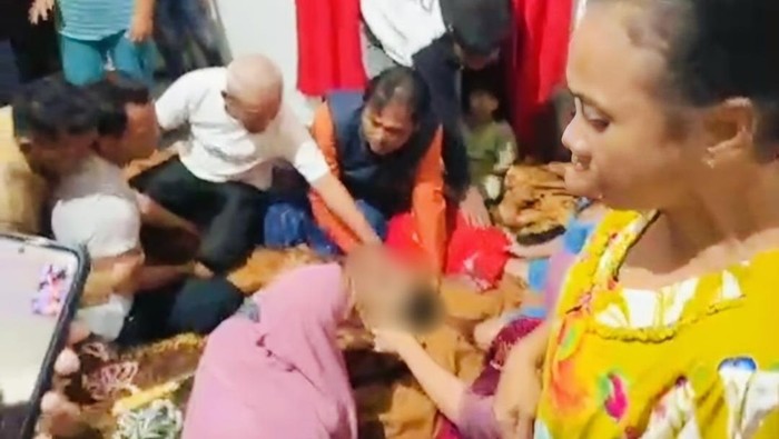 Jenazah korban saat tiba di rumah duka