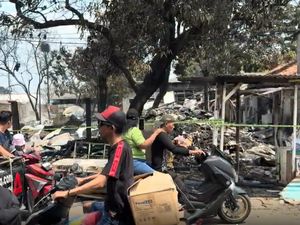 Video: Nahas Korban Kebakaran Gudang Elpiji Bekasi, Warung Ludes-Kena Jarah